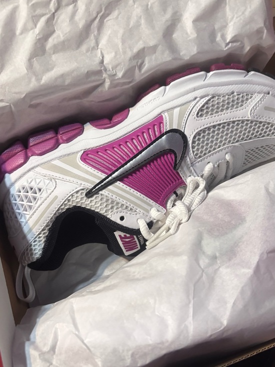 Nike Shoes - Nike Women’s White & Fuchsia Athletic Running Shoe